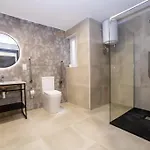 Bright Penthouse With Terrace - By Hostmt 아파트 세인트폴스베이